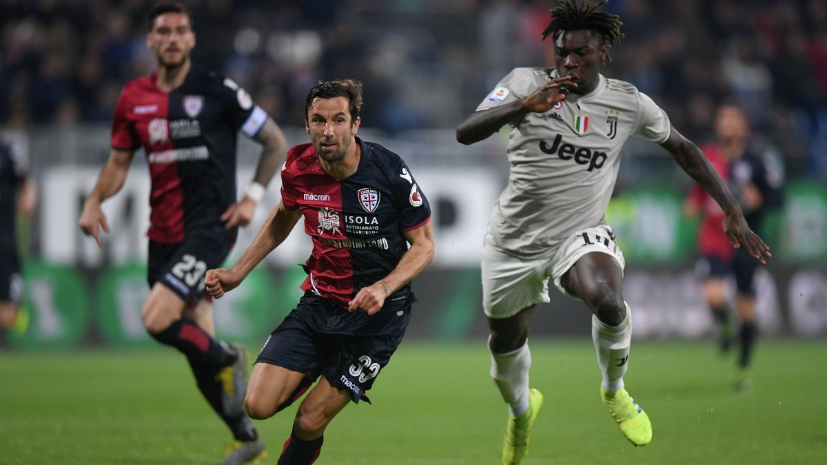 Moise Kean escapa-se a Darijo Srna durante o Cagliari - Juventus