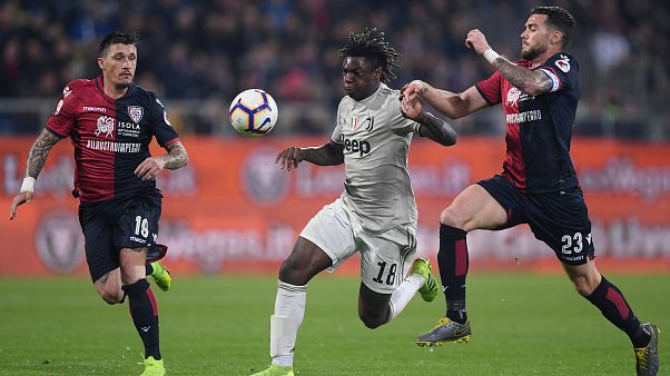 Cori razzisti: sui social solidarietà a Kean. E Balotelli se la prende con Bonucci Cori razzisti: sui social solidarietà a Kean. E Balotelli se la prende con Bonucci