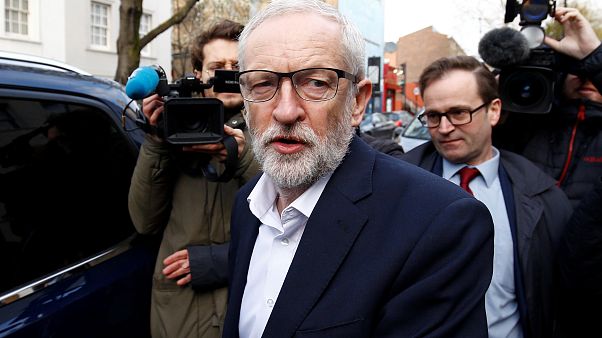 Corbyn saliendo de su casa en Londres Corbyn saliendo de su casa en Londres