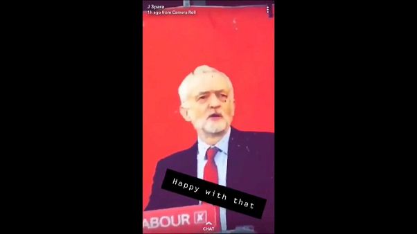 Soldati britannici usano la foto di Corbyn come bersaglio al poligono Soldati britannici usano la foto di Corbyn come bersaglio al poligono