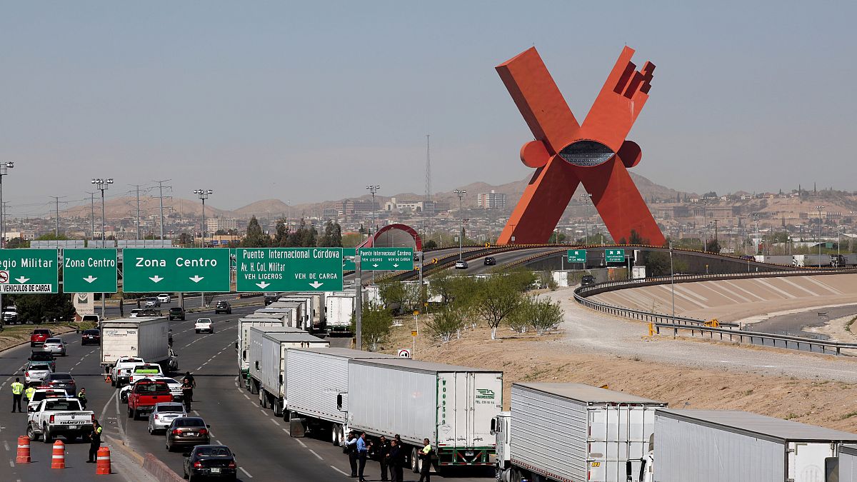 Camiones atrapados en la frontera sur de EEUU tras amenaza de Trump