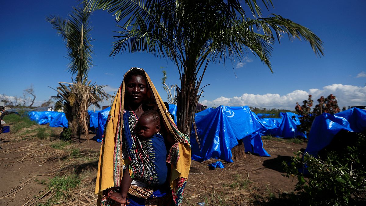 Moçambicana espera ajuda humanitária num campo da Beira