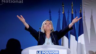 Macronnak és Brüsszelnek is hadat üzent Le Pen