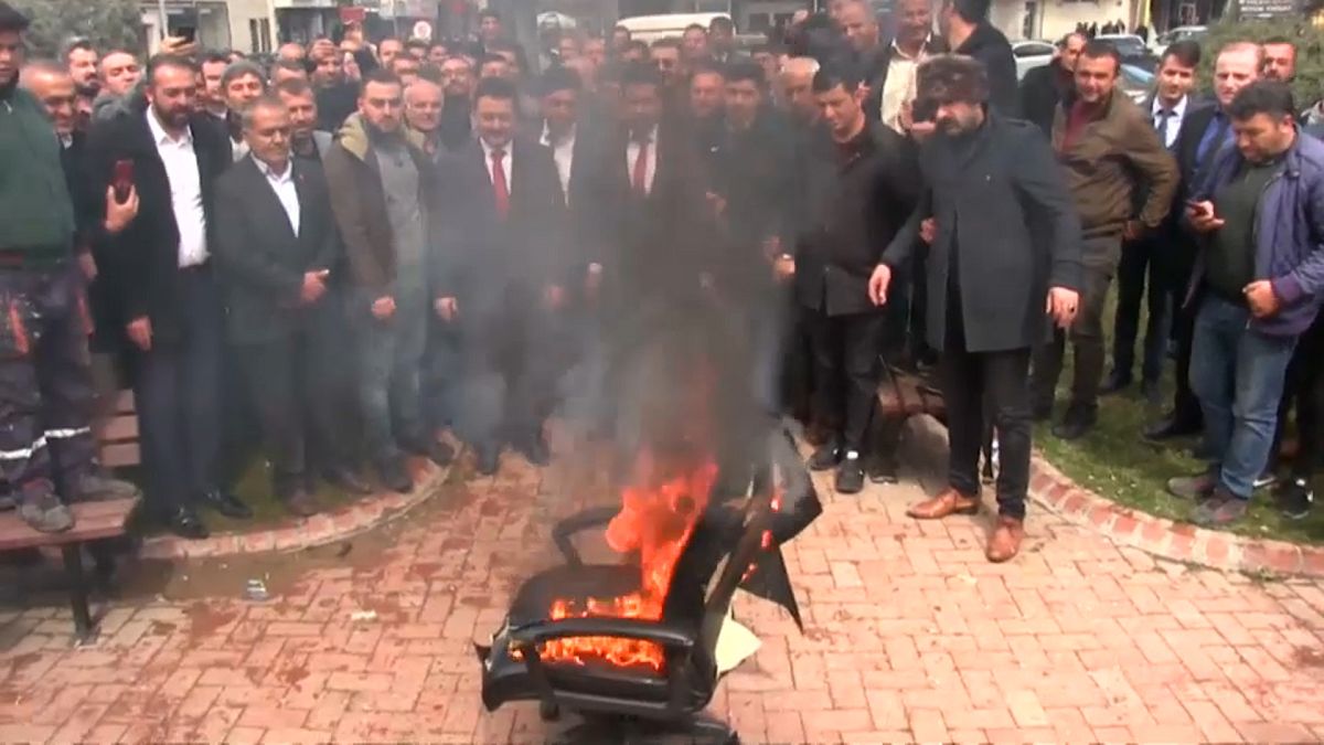 لرئيس البلدية محمد جوربوز خلال حرق الكرسي