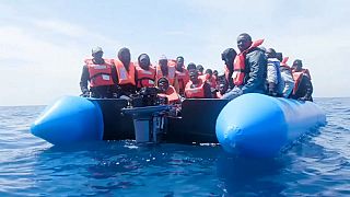 Migranti: in 64 su un gommone, salvati dall'ong Sea Eye