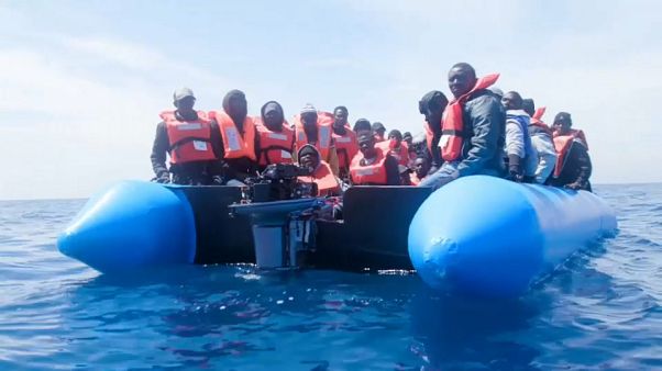 Migranti: in 64 su un gommone, salvati dall'ong Sea Eye Migranti: in 64 su un gommone, salvati dall'ong Sea Eye