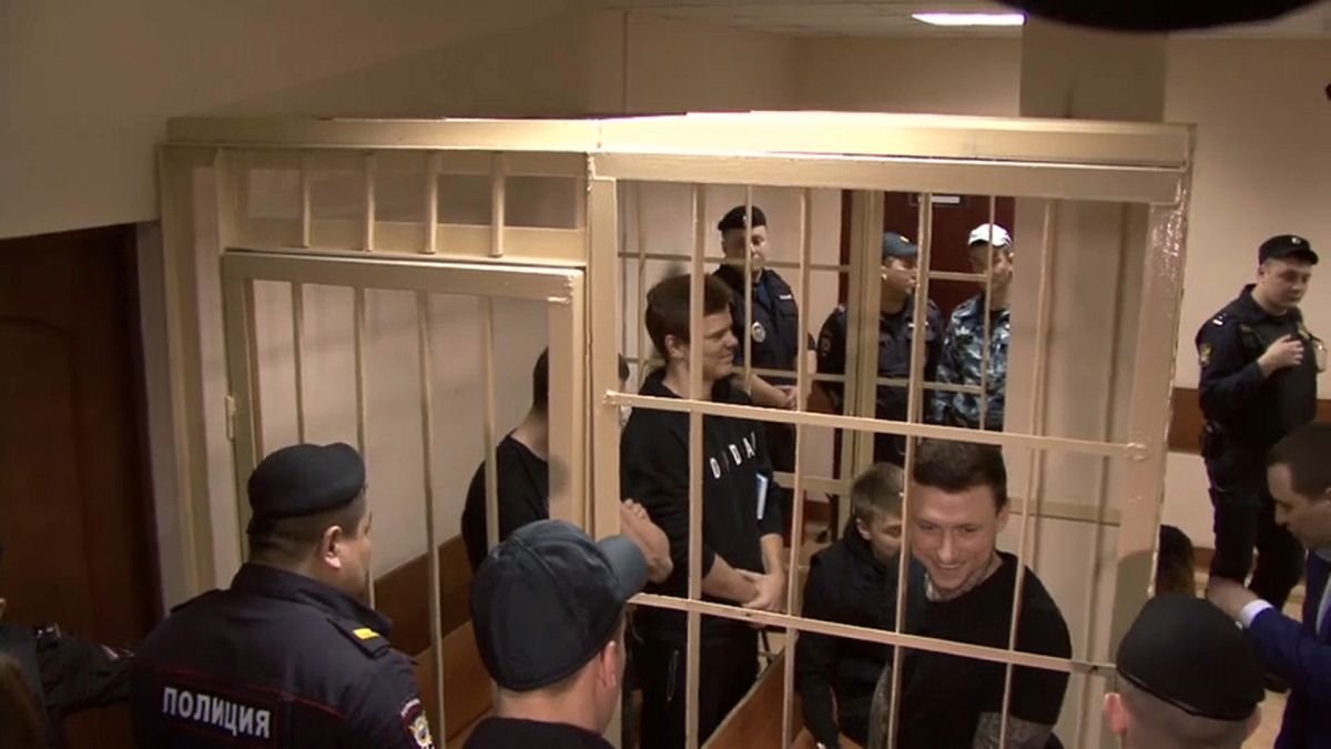 شاهد: تمديد حبس اثنين من لاعبي كرة القدم الروس بتهمة الاعتداء واستخدام العنف