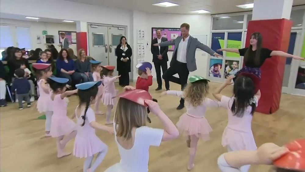 VIDEO Dadtobe Prince Harry observes a ballet class and makes a baby(01)