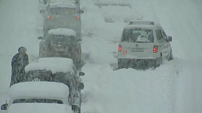 شاهد: الثلوج تشل حركة المرور في سويسرا