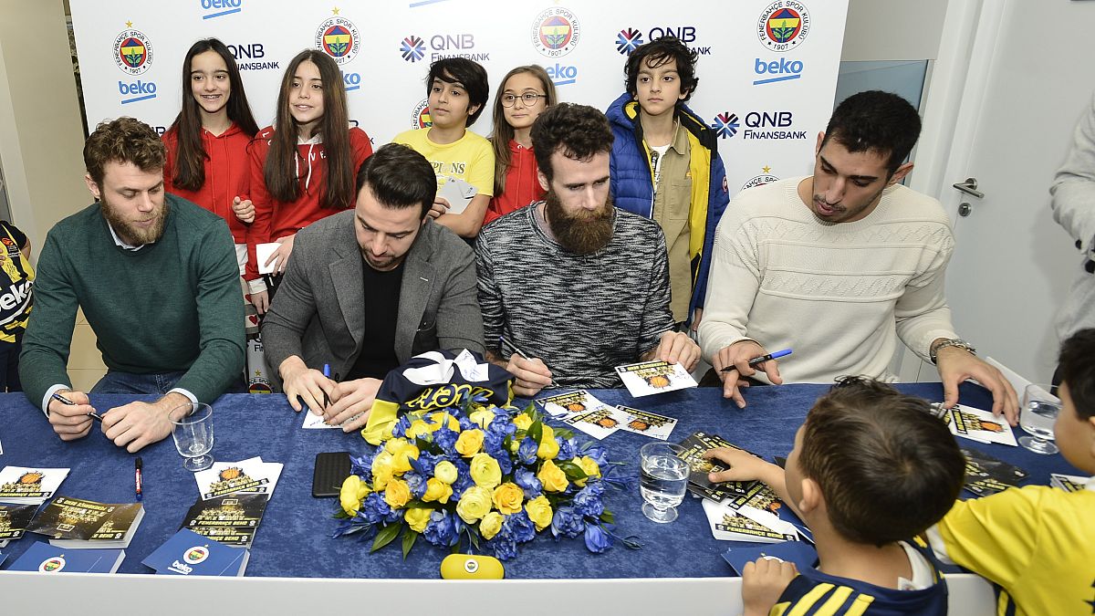 Fenerbahçeşli oyuncılar imza gününe katıldı