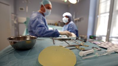 Rischio tumore, Francia ritira dal mercato protesi al seno macrotesturizzate