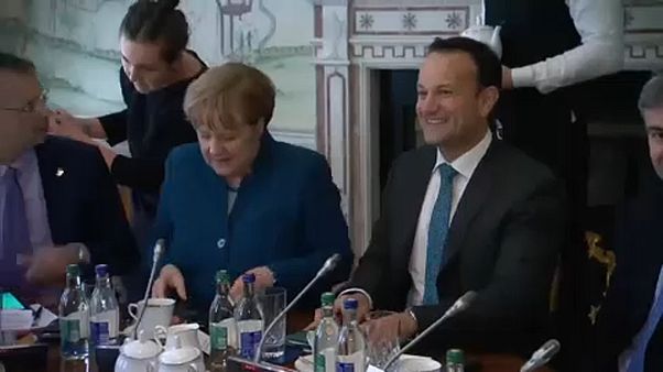 Merkel e Varadkar querem solução para a fronteira entre as duas Irlandas Merkel e Varadkar querem solução para a fronteira entre as duas Irlandas