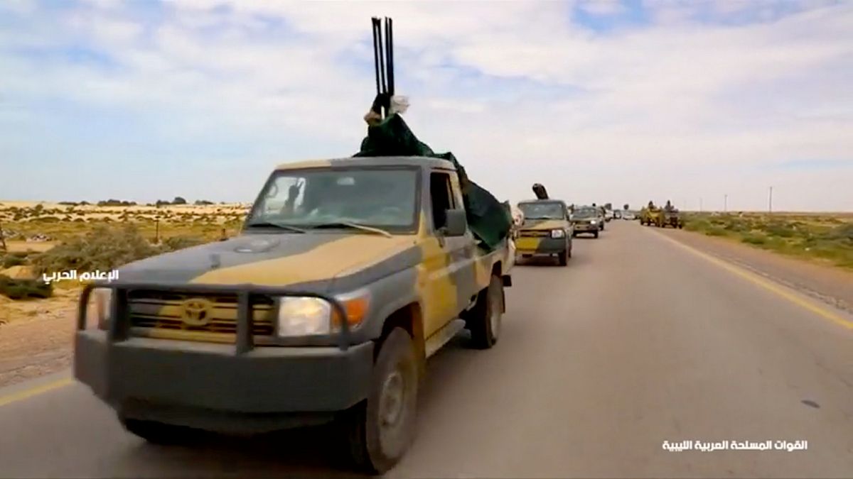 مركبات عسكرية على طريق في ليبيا