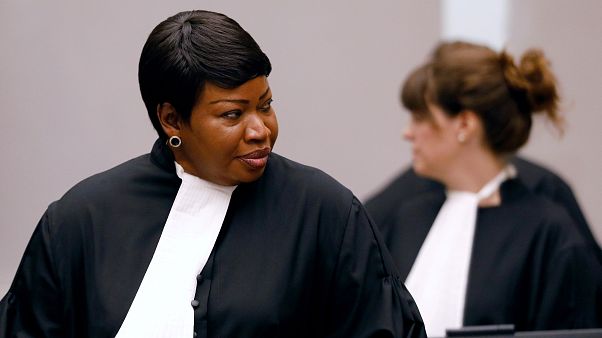 Fatou Bensouda bei einer Verhandlung eines kongolesischen Warlords. Fatou Bensouda bei einer Verhandlung eines kongolesischen Warlords.