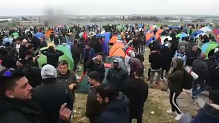 شاهد: لاجئون ومهاجرون ينظّمون مسيرة لمغادرة اليونان باتجاه الشمال الأوروبي