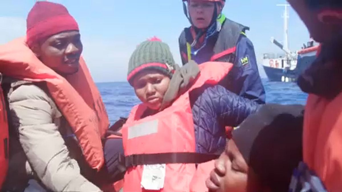 Menekülteket szállító hajó érte el Lampedusát, de nem engedik kikötni