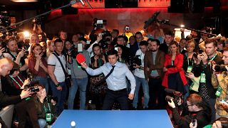 Владимир Зеленский в избирательном штабе играет в пинг-понг с журналистом