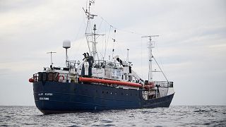 کشتی امداد ۶۴ پناهجوی نجات‌یافته در مدیترانه سرگردان شد