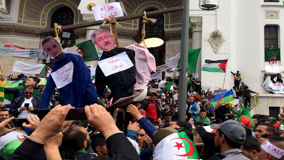 معترضان الجزایری در پی اخراج رئیس سازمان اطلاعات به خیابان‌ها آمدند 