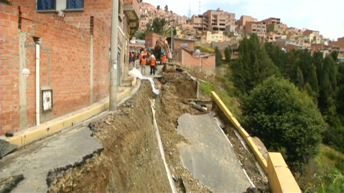 ویدئو؛ باران شدید و فرو ریختن جاده‌ها در بولیوی