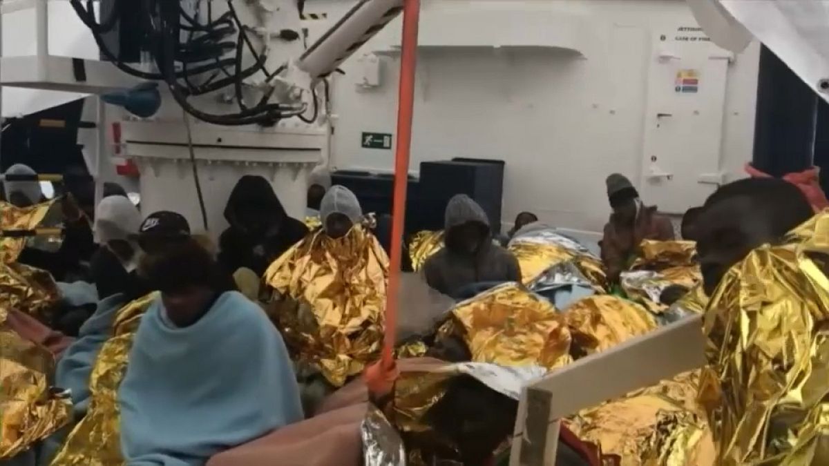İtalya ve Malta  limanlarını kapattı: Kurtarılan 64 göçmen denizde kaldı