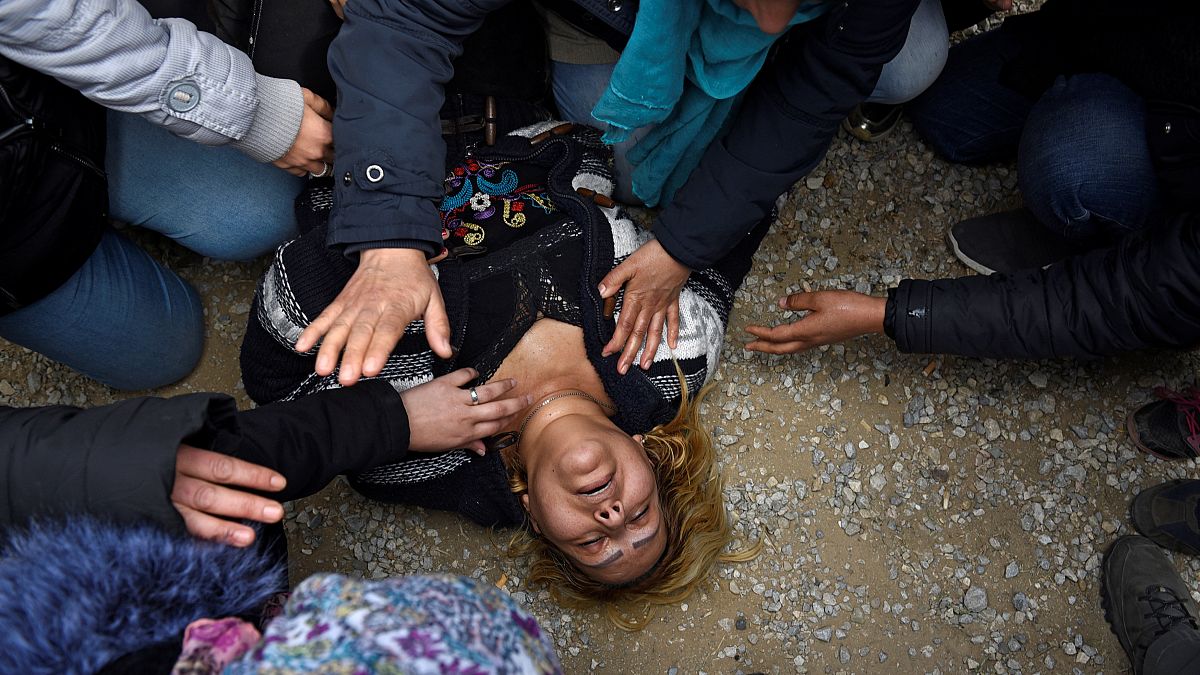 Kuzey Makedonya sınırına dayanan göçmenlere Yunan polisinden müdahale