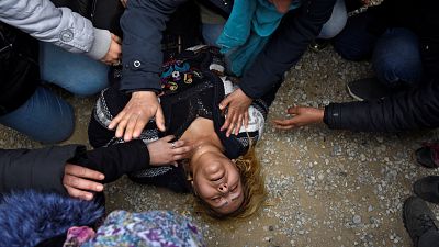 Kuzey Makedonya sınırına dayanan göçmenlere Yunan polisinden müdahale