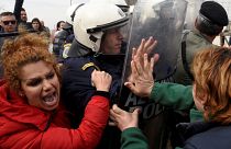 Migranti: scontri tra polizia e la "carovana della speranza" verso il centro Europa