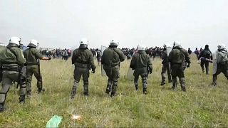 Zusammenstöße zwischen Migranten und Polizei