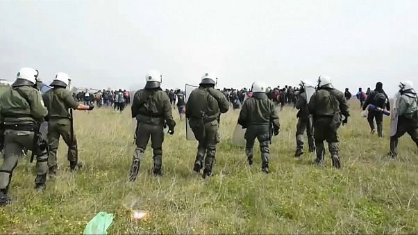 Zusammenstöße zwischen Migranten und Polizei Zusammenstöße zwischen Migranten und Polizei