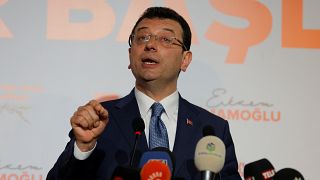مرشح حزب الشعب الجمهوري أكرم إمام أوغلو في مؤتمر صحفي في اسطنبول/1 أبريل