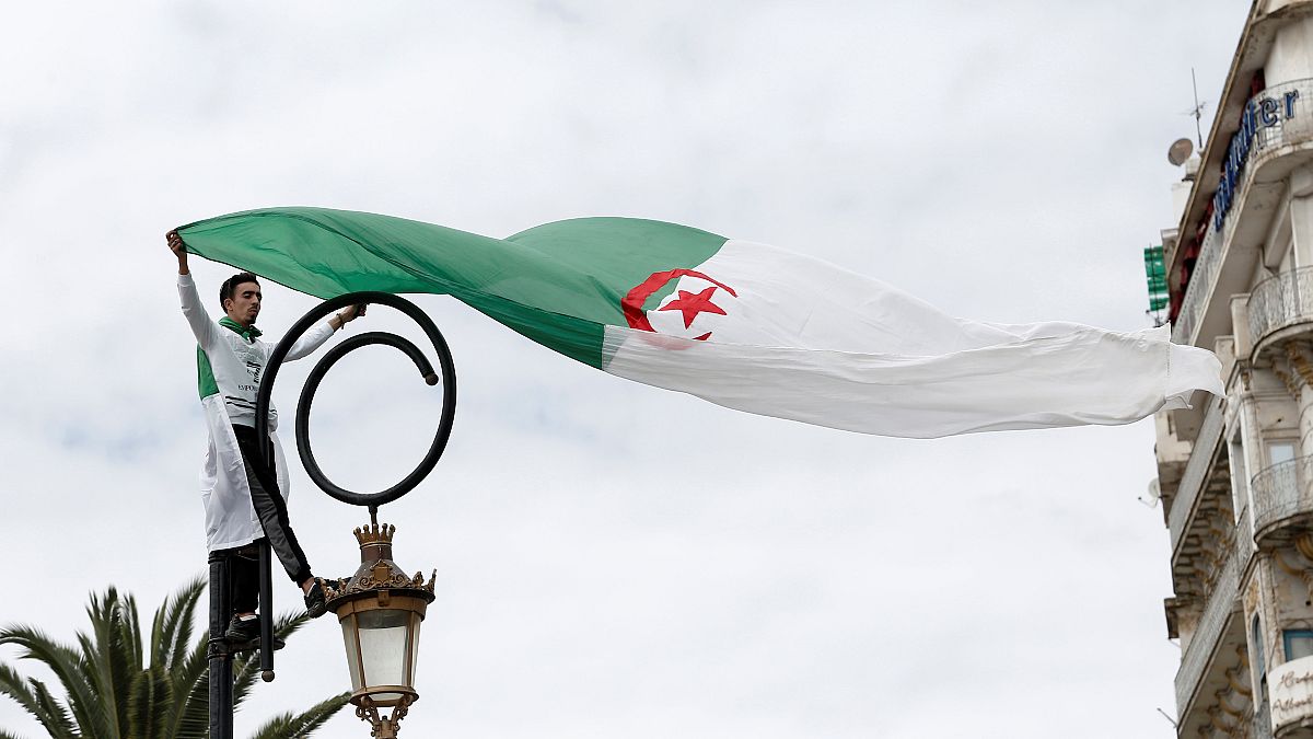 Argelinos pedem nas ruas verdadeira mudança