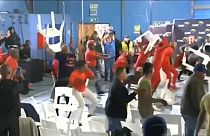 Güney Afrikalı parti üyelerinin kavgasında sandalyeler havada uçuştu