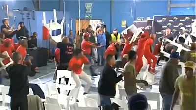 Güney Afrikalı parti üyelerinin kavgasında sandalyeler havada uçuştu