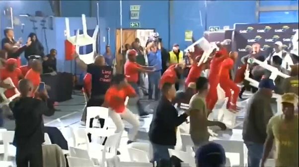 Tömegverekedésbe fulladt egy választási vita Dél-Afrikában Tömegverekedésbe fulladt egy választási vita Dél-Afrikában