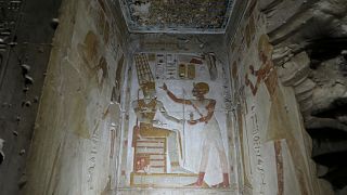 شاهد: اكتشاف مقبرة من العصر البطلمي بحالة جيدة في مصر