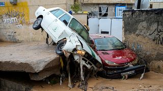 سيارات مدمرة بسبب الفيضانات في إيران