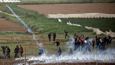 شاهد: اشتباكات دامية بين المتظاهرين والقوات الإسرائيلية على حدود غزة