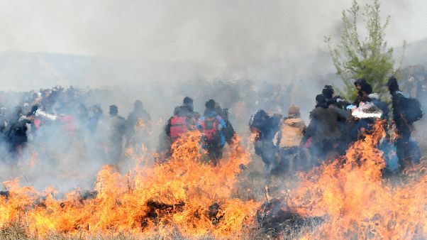Νέα επεισόδια στα Διαβατά με πρόσφυγες και ΜΑΤ (vid) Νέα επεισόδια στα Διαβατά με πρόσφυγες και ΜΑΤ (vid)