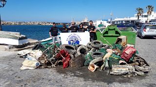 Πάρος: Έβγαλαν 1.500 κιλά σκουπίδια από τη θάλασσα! (vid)