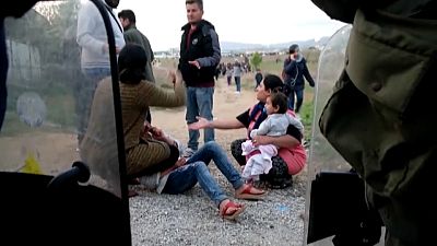 Беженцы пытаются попасть из Греции в Северную Македонию