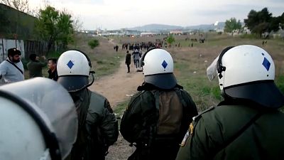 Nouveaux heurts entre policiers et migrants en Grèce