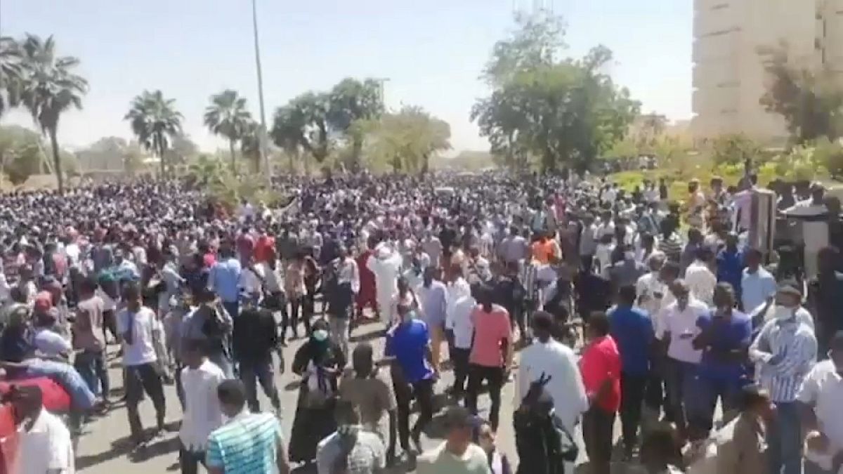 شاهد: مظاهرات أمام مقر الجيش السوداني