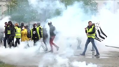 شاهد: الشرطة الفرنسية تطلق الغاز المسيل للدموع لتفريق السترات الصفراء في نانت