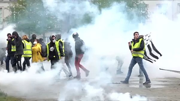 Protesters, police clash in Nantes on 21st round of 'yellow vest' demos Protesters, police clash in Nantes on 21st round of 'yellow vest' demos