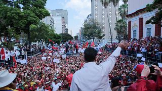 Au Venezuela, Guaidó et Maduro exhibent leurs forces