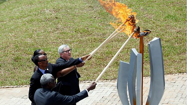 Presidente da Comissão Europeia ajuda a acender a chama da memória Presidente da Comissão Europeia ajuda a acender a chama da memória