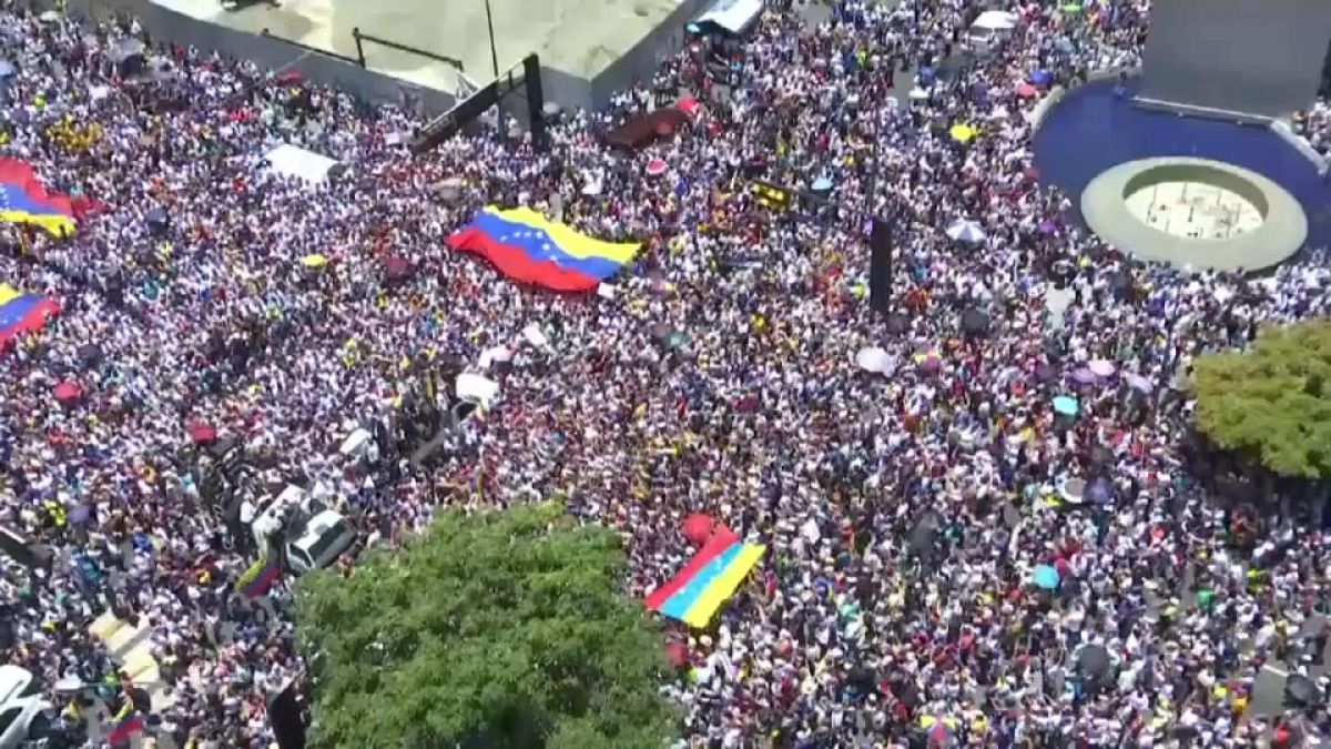 شاهد: غوايدو يحشد مؤيديه في كاراكاس ومادورو يطلب المساعدة