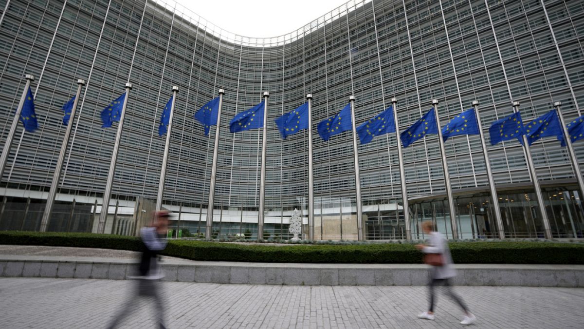 A sede da Comissão Europeia reflecte-se nas janelas do edifício do Conselho da UE