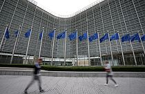 La sede de la Comisión Europea se refleja en las ventanas del edificio del Consejo de la UE